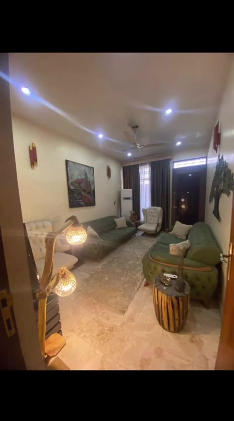 العنوان حي تجار  شارع الاسواق المركزية شعب
بناء حديث داخل والخارج مرمر
المساحة ١٧٤ الواجهة ٨   يباع مع الاثاث
مقسوم قسمين طابق الارضي بي مشتمل معزول يحتوي على غرفة نوم ومطبخ ومنورين وصحيات واستقبال 
والقسم الثاني بي مدخلين  غرفة نوم ومطبخ ومنور وصحيات واستقبال 
والطابق الثاني يحتوي على ٤ غرف نوم وحولي كبير 
وطابق ثالث بيتونة وسطح بي مخزن
للأستفسار الأتصال ***********
