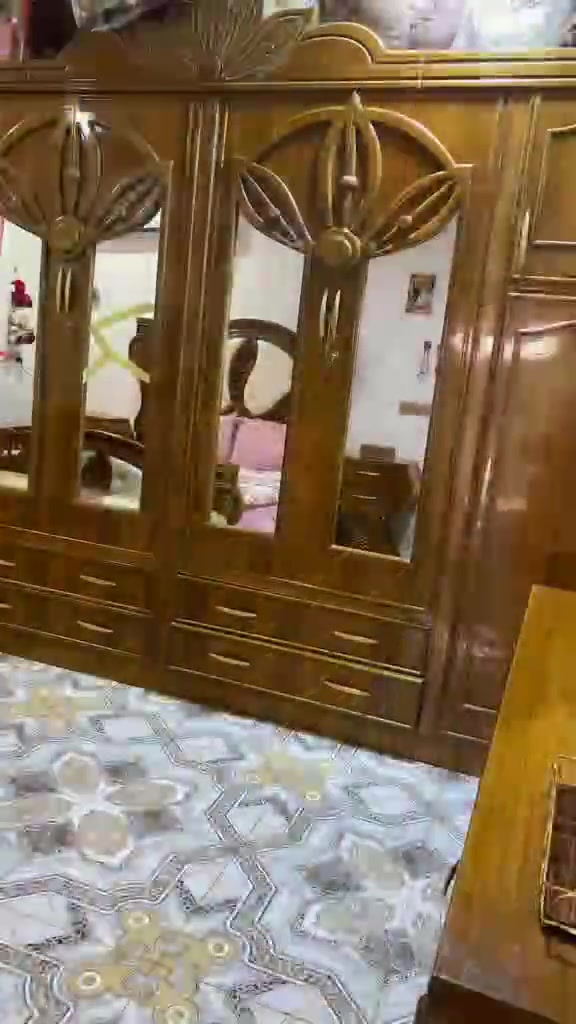 قرفه للبيع استخدم قليل جديده كلش نجاره درجه أولى لعنوان الحله قرب شارع 100

***********
