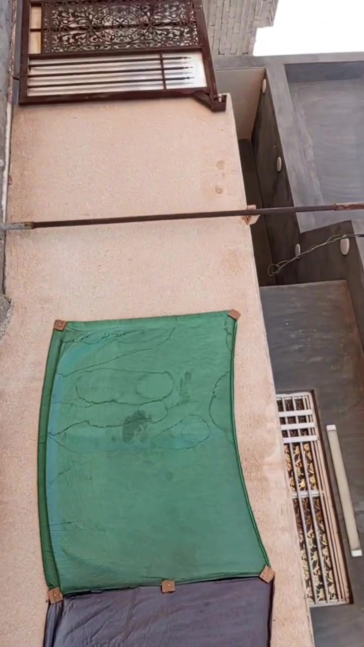 دار للبيع مساحه 170 يحتوي على غرفتين نوم واستقبال وصاله ومطبخ وحمام داخلي وخارجي بناء طابوق قرب مدرسة المسار الطابق الثاني هيكل بلوك مامسكف الاستفسار ***********
