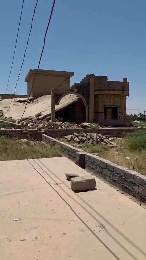دار متضرر للبيع ، المساحه ٤٥٠ متر، العنوان: صلاح الدين، بيجي، حي المهندسين، على الشارع الرئيسي 
للاستفسار: *********** / ***********
