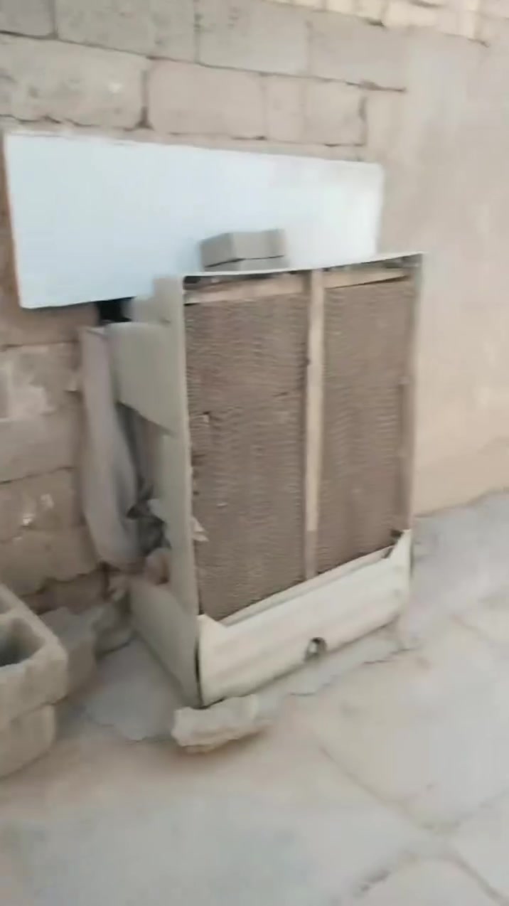 السلام عليكم بيت للبيع المساحة 230متر بيت على بابين على  شارع بانزين خانه وعلى شارع كريش  بيت كله مسلح بس غرفه والمطبخ عكاده بيت متروك من شهر الـ3بيت مال عائله جبيره للاستفسار 
*********** يرهم مراوس هم حسب القناعة
