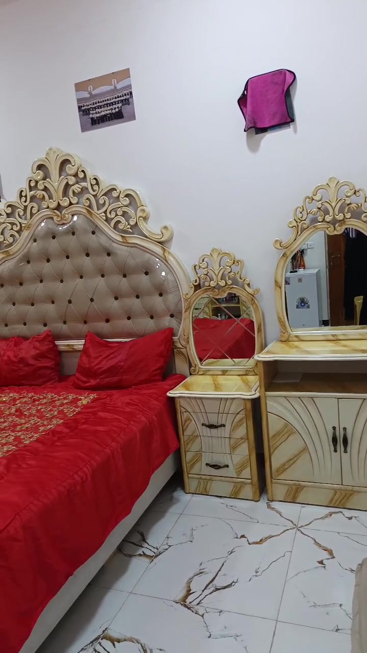 غرفه فول نظافه مستعمله سنه وحده تحتوي على ٨ قطع مابيها لاكسر ولاشخط ولاشخابيط نهائياً عنواني بغداد لامين الثانية
شنو نوع الغرفة بالضبط وشنو اسم الموديل/الشركة إذا موجود؟: 
صاج عراقي تركي 
شكد السعر النهائي وهل بيه مجال للتفاوض؟: 
بيها مجال بسيط
التسليم شلون يصير: استلام من بغداد/الأمين الثانية لان مأكو توصيل عندي  داخل بغداد؟: 
يستلمه الزبون من البيت مني ماعندي توصيل