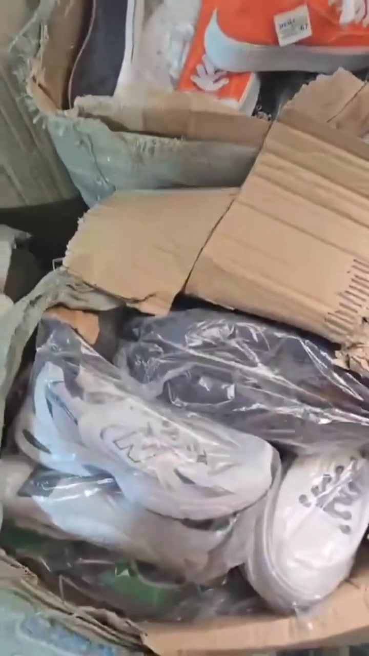 ملابس • بدون تفاصيل