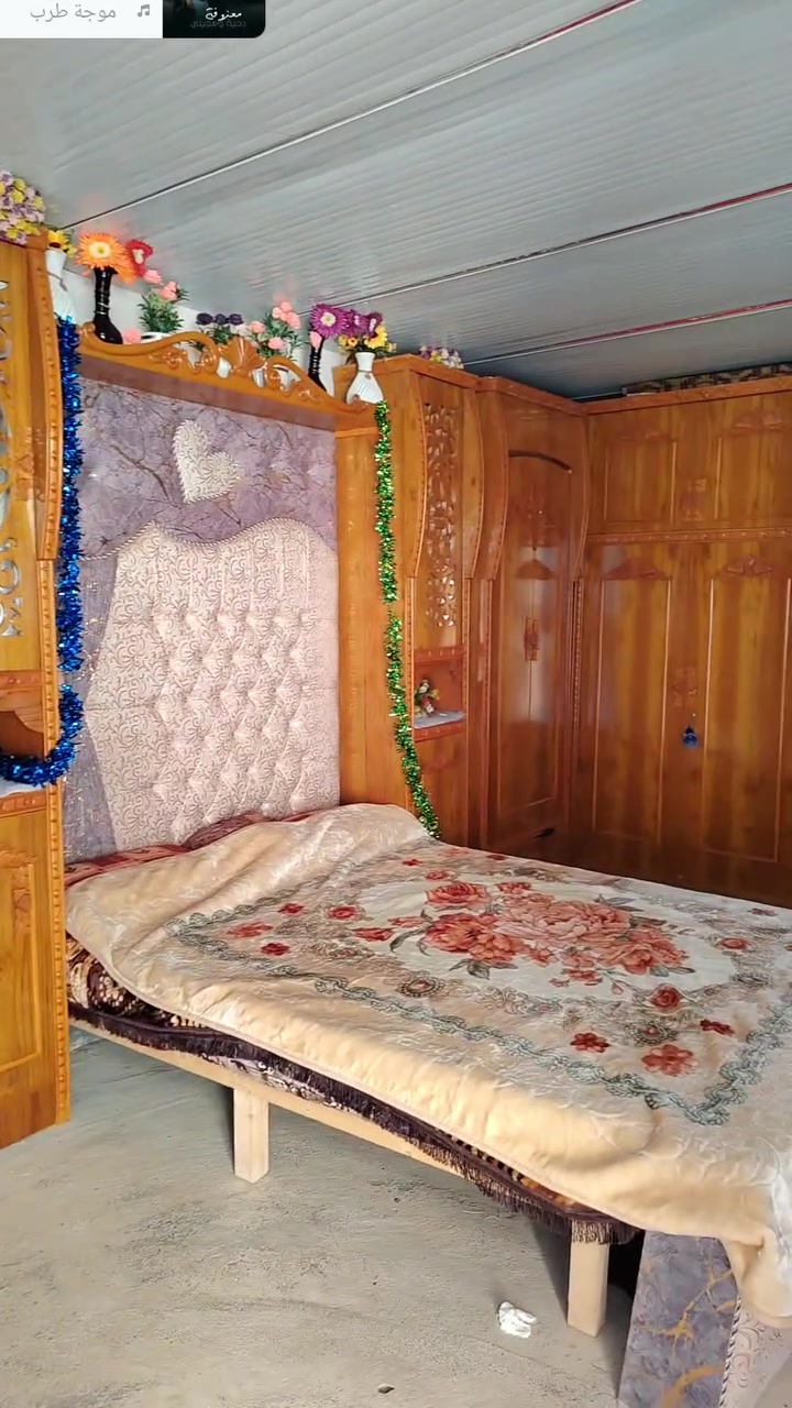 السلم وعليكم غرفه اخشاب للبيع شرط خدش مابيه نضيفه حيل الستفسار ***********
