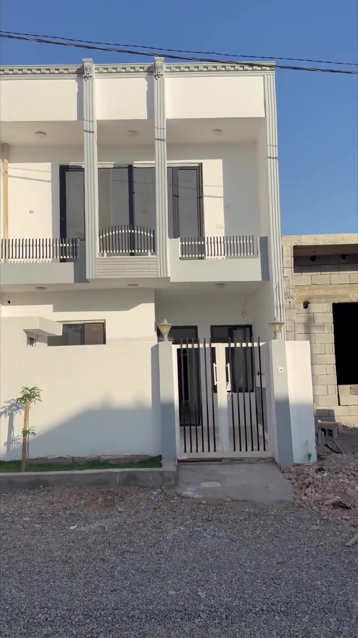 🔥 فرصة مميزة لامتلاك بيت حديث في مجمع الشكرجي 🔥

📍 العنوان: مجمع الشكرجي

🏡 بيت للبيع – بناء حديث جديد
📐 المساحة: 120 متر
📏 الواجهة: 6 × 20 متر

✨ مواصفات البيت:
✔️ مطبخ بارد مع مطبخ حار معزول.
✔️ استقبال واسع مفتوح على الهول مع درج داخلي.
✔️ مجمع صحيات.
✔️ غرفة نوم كبيرة في الطابق الأرضي.
✔️ الطابق الثاني يضم غرفة نوم كبيرة مع بيتونة.
✔️ تصميم عصري وتشطيب أنيق، جاهز للسكن مباشرة.

💰 السعر: 68 مليون دينار فقط.
🤝 يوجد مجال للتفاوض مع الجادين بالشراء.

📞 للاستفسار والمعاينة:
***********
