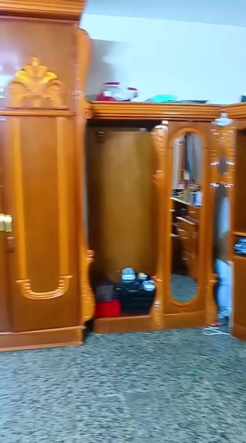 للبيع غرفه اخشاب مستعمله سعر650 وبيها مجال للشراي للآستفسار ***********
