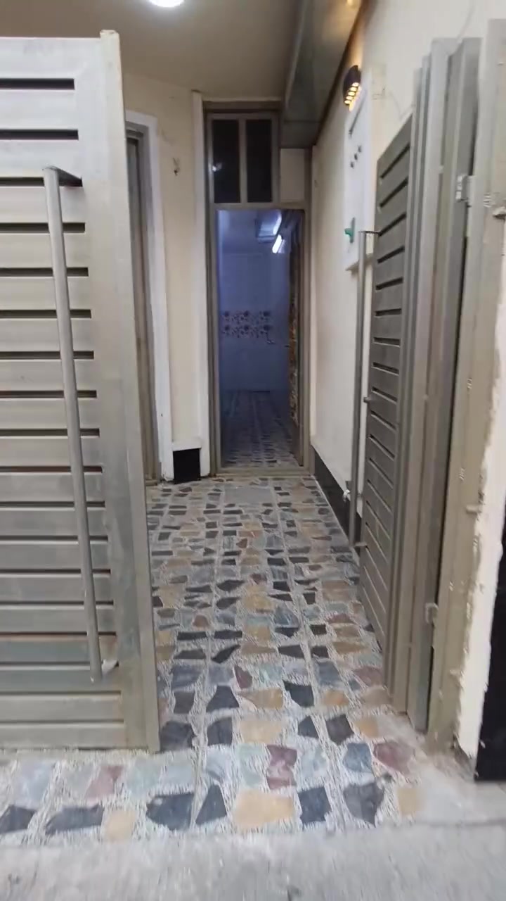بيت مساحه 100م للبيع طابو صرف
واجهه5 ونزال20
البيت نضيف جدا ويحتوي على ٣غرف 
واستقبال ومطبخ وهول وصحيات عدد٣
يواري نضام دفن مغاسل تعليك 
البيت يحتوي على ماطور مي وتاكيات مي عدد٣ وسخان
البيت فارغ جاهز للسكن مناقصة اي شي 
عنوان البيت الشعله ام نجم مقابيل شارع المستوصف 
للاستفسار 
***********
***********
