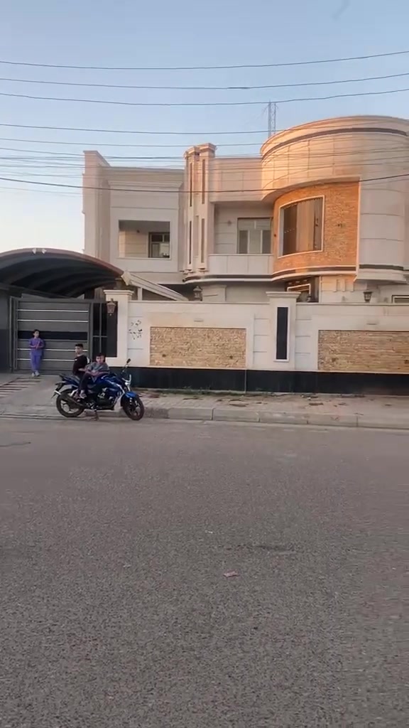 البيت للبيع كما موضح بلفديومساحه539 شارع25 ركن بناء حجر  واجهه حجر ومرمر 6 غرف نوم خمس مجاميع صحيه سنه البناء2022 تبليط خدمات الاستفسار***********
