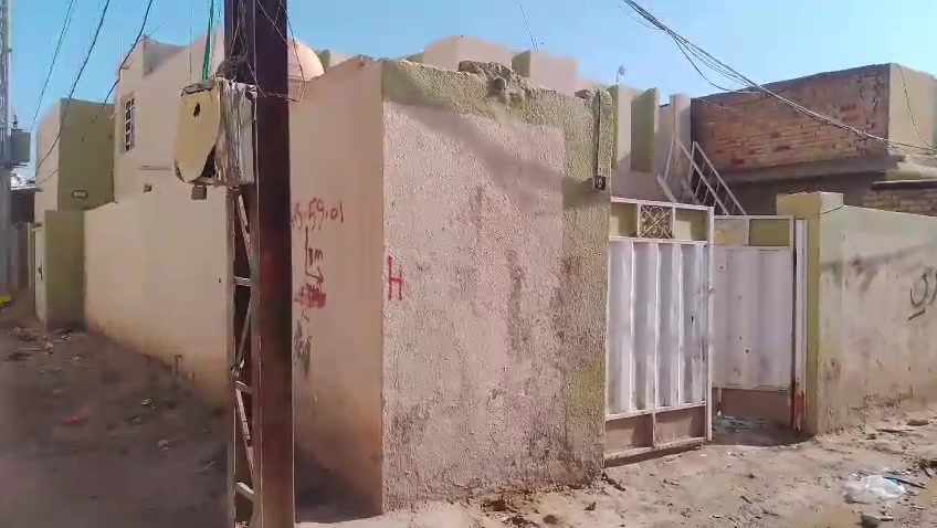 دار للبيع طابو صرف المساحة 200م الحمزة الغربي حي العسكري شارع الحسينية شارع ابو ضرغام البيت ركن على شارعين يتكون من غرفتين وصاله ومطبخ واستقبال وصحيات داخلية وخارجية وكراج سيارة السعر 72وبيه مجال بسيط الاستفسار الاتصال على الرقم *********** قريب من المدارس والمركز الصحي النوذجي التفاصيل كما موضح بالفيديو والصور
