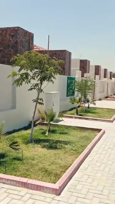 مساوو النور بيت طابق ونص مساحته 200متر
نظام غربي (مطبخ مفتوحه ع الصاله غرفه نوم بالطابق الارضي سويت حديقه داخليه وخارجيه
كراج يتسع سياره الطابق الثاني  2 غرف وحده منهن سويت وحمام منفصل بالطابق الثاني )
البيت يحتوي ع5 حمامات ونظام سويتات ) طابوك بسعر مغري جداً علماً ع شارع عرضه30 م مقابله هايبر ماركت قرب حديقتين موقع مميز جداً والسعر مغري جداً 
الاتصال ع هذا(***********)
