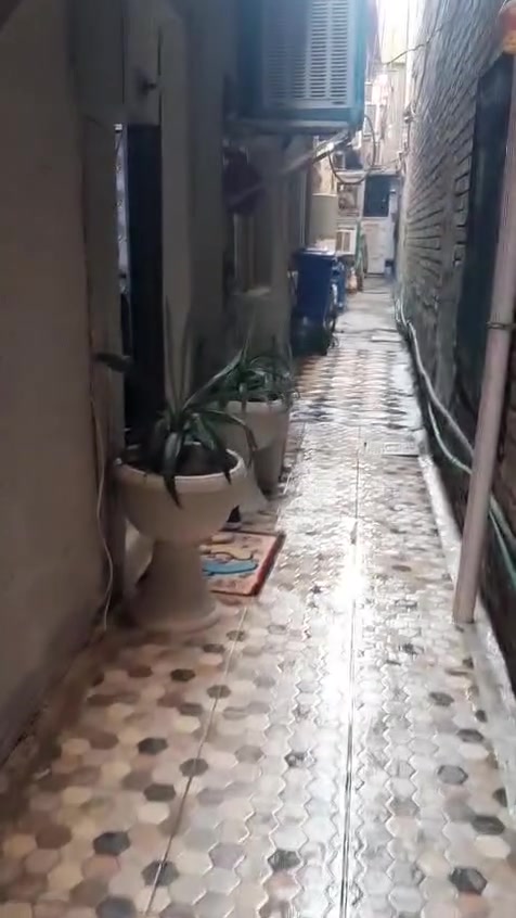 السلام عليكم يوجد بيت للبيع المساحه 90 متر الواجهيه 16 متر والبيت يحتوي عل مدخلين بابين يحتوي البيت عل صاله واستقبال وغرفتين فوك وصاله فوك  في منطقه الكريعات شارع الكويتي فرع اسواق هشام العبيدي الضيق الاستفسار ***********
