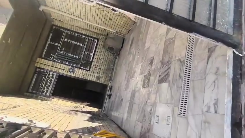 سلام عليكم دار للبيع مساحه الدار ٢٠٠ متر طابقين الطابق الارضي متكون من غرف عدد ٢ +مطبخ كبير حر وبارد+صحيات ٢ داخليه واحد خارجي +إستقبال ومفتوح على الصاله +كنيدور يم الاستقبال +مناورعدد٢ واحد كبير والثاني صغير +طارمه) الطابق الثاني متكون من غرف عدد ٣  اسويتات +مطبخ كبير +صاله +بيتونه كبيره) ويكون قريب عن الشارع العام مكانه كربلاء حي الإطارات الشارع ٦٠ الفاصل بين الوفاء والاطارات والشراي يتصل على هذا رقم (***********)
