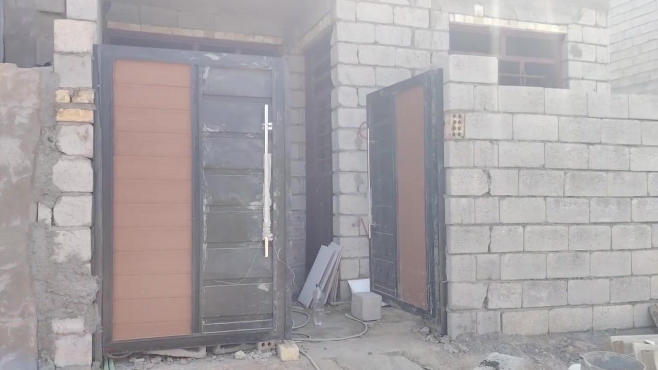 يالله سلام عليكم دار للبيع مع قطعه بصف دار يعني تصلح بناء دار ثاني في الوقت الحالي حديقه بصف دار والدار يتكون من غرفة نوم وصاله استقبال مطبخ وصحيات داخليه وخارجيه وخارجيه تواليد داخل الدار مع حمام وتواليد خارج الدار البيت حاليآ تستلم مفاتيح يعني بغداد المدائن قرب الإمام سلمان المحمدي ع مقابل أسواق جوكر بستان الكراغول زراعي على قرار ٢٥ خدمات مجاري رئيسيه مال شارع ثقيله ومطار كهرباء ماء يبعد عن الشارع الرئيسي العام ٢٠ متر السعر ٧٥ وبي مجال بصيط مع القطعه للاستفسار الاتصال على الرقم *********** أو *********** وات علماً مساحه الدار ١٠٠ متر والحديقه ٩٠ متر

