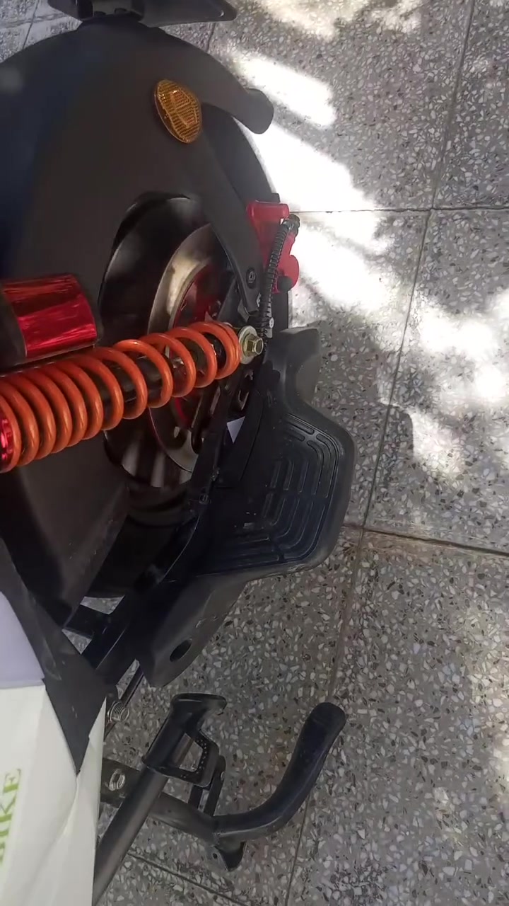 السلام عليكم دراجه شحن r9 ابرو للبيع ملف 3000w ست بطاريات 72v 25 امبير الدراجه كلشي ما ناقصه صالي 4 ايام من مشتريه سبب بيع دراجه سريعه وما اكدر اسيطر عليه شرط شخط ما بيه تايرات جبلي حجم تايرات 12.300 مكاني نجف حي ميسان علوت الفحل قرب قنطرة زينب سعره 900 اني مشتريه ب مليون مستعجل على بيعته متواجد فقط واتساب ***********
