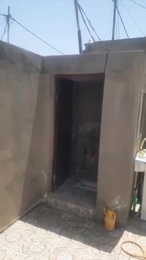 بيت مساحه 112م حي العسكري الثالث وره المستوصف مباشرا طابقين الأساس كونكريت مسلح الطابق الارضي 
طارمه استقبال مطبخ صاله غرفه واثنين مناور
الطابق الثاني غرفه صاله 
جديد وعالي عن الشارع 
السعر 67 وبي مجال قليل 
*********** واتساب
