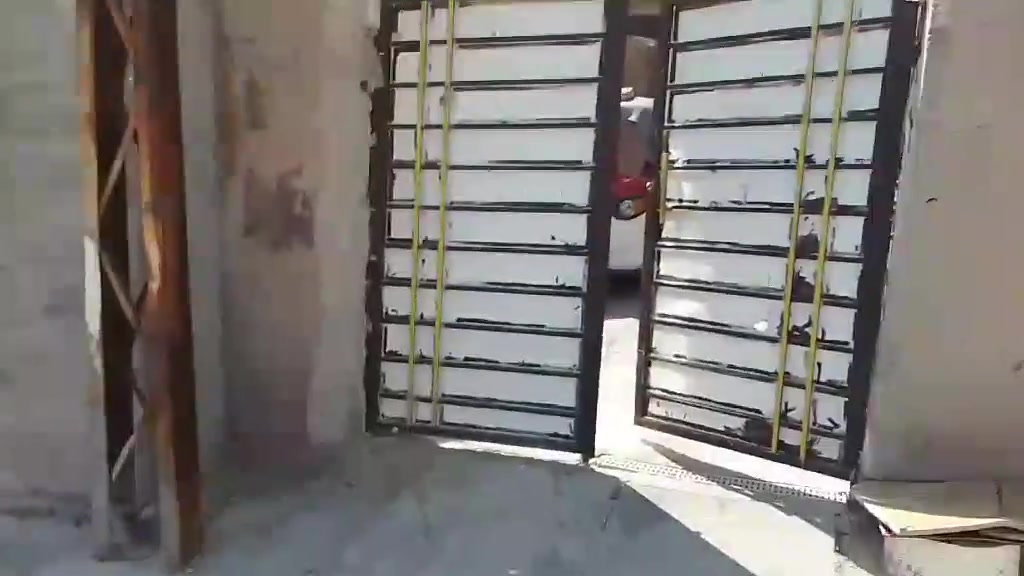 السلام عليكم دار سكن للبيع طابو صرف   مساحه 200 متر يحتوي على مشتمل ايضا ضمن المساحه يعني بيت ومشتمل مساحه 200 متر يحتوي على كراج طرمه كبيره وحديقه ويحتوي على غرف. عدد 2 النوم وهول ومطبخ وحمام وسطح كبير والمجتمل يحتوي على طارمه صغيره ومطبخ وحمام وصاله وغرفه نوم العنوان الصويره حي الزهور قرب المدرسه الحديد السعر والتفاصيل اتصل على 
***********
