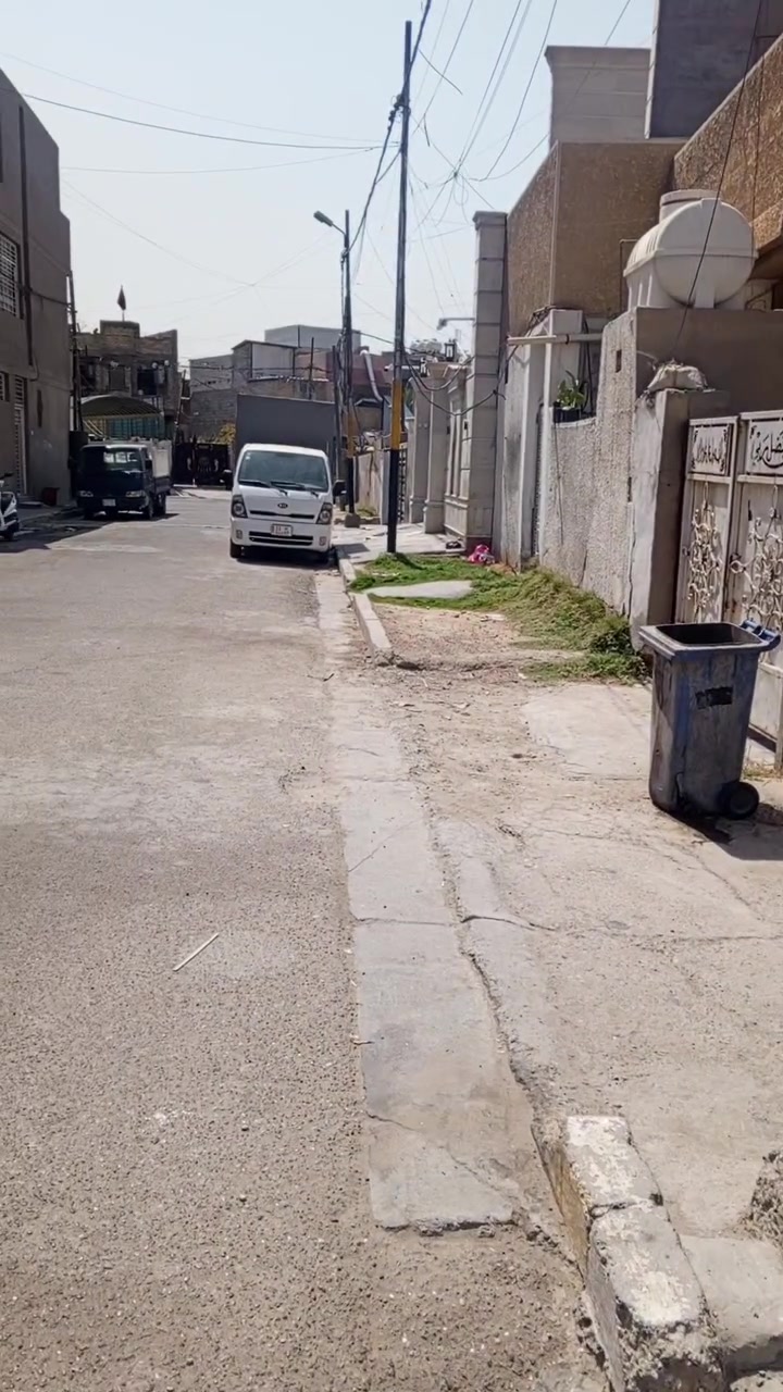 بيت مساحته ٣٢٢ متر الموقع الكمالية شارع ٧٠ مقابل مدرسة المعارف الأهلية سند طابو صرف رسمي باسمي يحتوي البيت على حديقة وكراج يتسع ٣ سيارات الطابق الأرضي هول واستقبال ومطبخ كبير وغرفتين نوم مع مجموعة صحيات داخلية وخارجية والطابق الثاني يحتوي على ثلاثة غرف نوم ومجموعة صحيات مع وجود منور  يحيط بالبيت للاتصال واتساب  ***********
