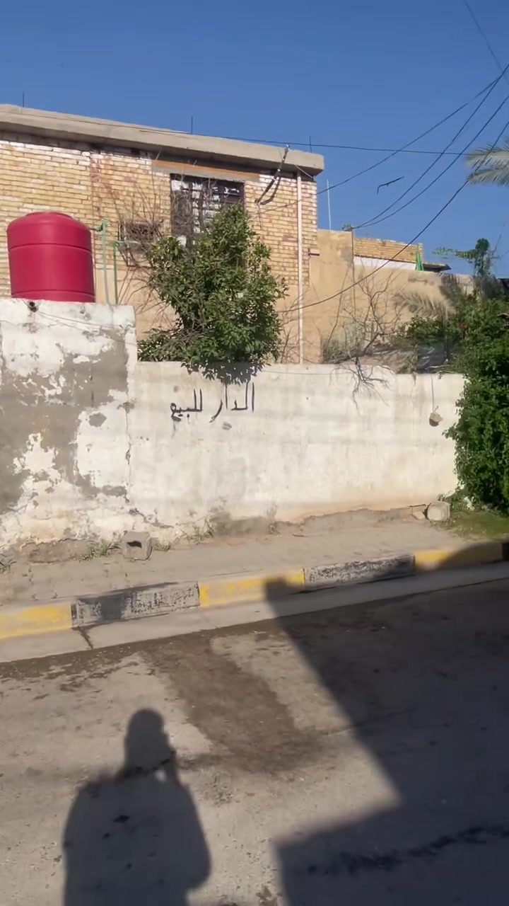 السلام عليكم 
بيت مساحة 200 متر بل10 الف مقابيل قلعة باريس 
 قاطين يحتوي على 4 غرف نوم فوك  
2جوة وهول ومطبخ واستقبال وطرمة كبيرة
للاستفسار خاص او اتصال ***********

