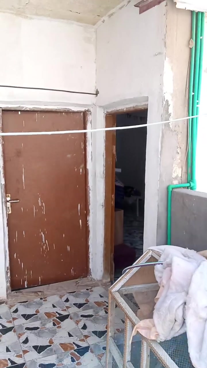سلام عليكم اخوتي دار للبيع معمل المعجون على شارع الروضه طابو صرف المساحه 98متر قاطين بي 3غرف وصاله ومطبخ هاذ رقمي *********** )***********
