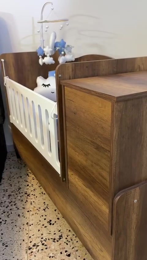 سرير اطفال هزاز حجم 175*75 للبيع يتحول الى سرير كبير ومكتب عند الحاجه خشب تركي HDF كوالتي عالي ضد الخدش جدا عملي وقوي مع دوشك هديه 
ماركه بيت النونو 
فقط الرجل ينرادله شد  بعد التنصيب بالمكان الجديد 
يرجى المراسله 
او الاتصال ع الرقم ***********
