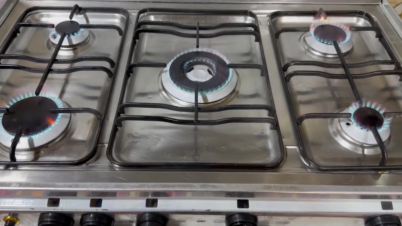 السلام عليكم 
طباخين للبيع كريازي خمس مشاعل نظيف جدا كله شغال مع الافران غراض كاملة   مع عشتار نظيف نار زركه افران شغالة وممتازة سعر الكريازي  ٢٤٠ مع المجال البسيط والعشتار  ١٥٠  مع المجال البسيط   عنواني مهندسين شارع 80 قرب العاب ارض بابل ***********
