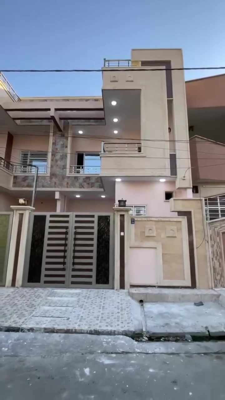 السلام عليكم 
دار للبيع في حي الصديق٢ 
وبسعر مناسب البائع المالك الشرعي شرط التحويل 
المساحه ١١٠ م واجها ٥ ونص
((لانتعامل برفع سعر العقار نجمع البائع مع المشتري)) 
يتكون من طابقين ثلاث غرف نوم مع خدمات 
للاستفسار *********** /*********** 
او مراجعه المكتب حي البلديات
