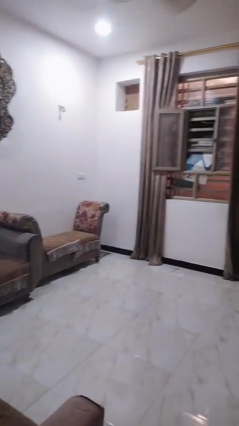السلام عليكم ورحمة الله / بيت للبيع مساحة ٥٠ متر في الخطيب الزراعي واجهه ٤ ونزال ١٢ ونص بالقرب من مكتب حميد العويني من جهة الهياكل / تفاصيل البيت الطابق الأول صاله ومطبخ وترك وصحيات داخلية وخارجية والطابق الثاني غرفتين نوم البيت كامل من كلشي السعر على الخاص او الواتساب *********** ابو حيدر
