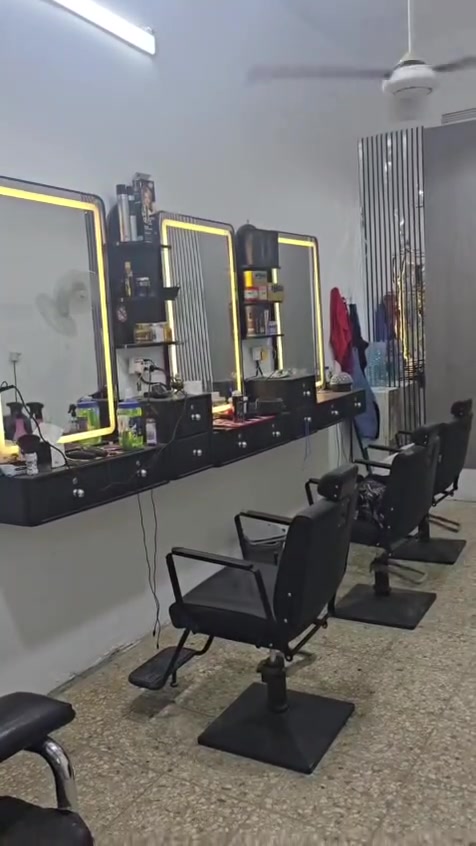 محل حلاقة • مجهز كامل • اغراض للبيع