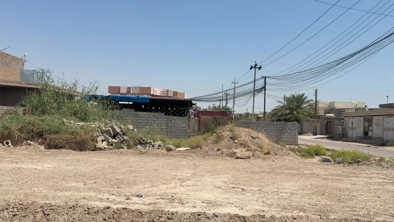 بيت للبيع
المساحه ٥٥٠ م
وجه١٨
نزال٣٠
بيت نقص ابياض ولبخ قريب ع التبليط 
جنس الارض زراعي 
البيت يتكون 
صاله مطبخ 
غرف عدد٢ صاله حمامات 
حديقة خارجيه 
بناء بلوك
قرب المركز الصحي 
بالتصوير واضح 
الموقع الانبار الفلوجه الشهابي الاولى 
باقي التفاصيل الاتصال ع الارقام 
***********
***********   
 #عقارات @إشارة
