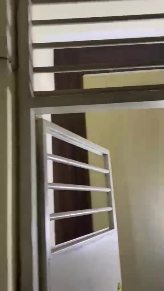 ميز حديد مستخدم نضيف جدا سابقا مال صيرفه.  وينفع لمحلات الصيرفه و الماستر كارد .   ميز زائد شباك وجرجوبه وبابها كامل للبيع مكان بغداد منطقة جميله الميز حاليا مفصخ.   للاستفسار الاتصال على الرقم *********** متواجد فقط واتس اب 
قياسات نزال  الميز 85سم 
عرض الميز  174سم 
ارتفاع الميز ماعدا الشباك 130سم 
ارتفاع الشباك 145سم 
ارتفاع الجرجوبه 274سم وعرضها 90سم
ارتفاع الشباك مع الميز مثل ما وضح بالفيديو 
275سم 
عرض الميز مع جرجوبة الباب كصف واحد 
264 سم 
للعلم الميز ينباع قطعه واحده 
ولله هو موفق الجميع
