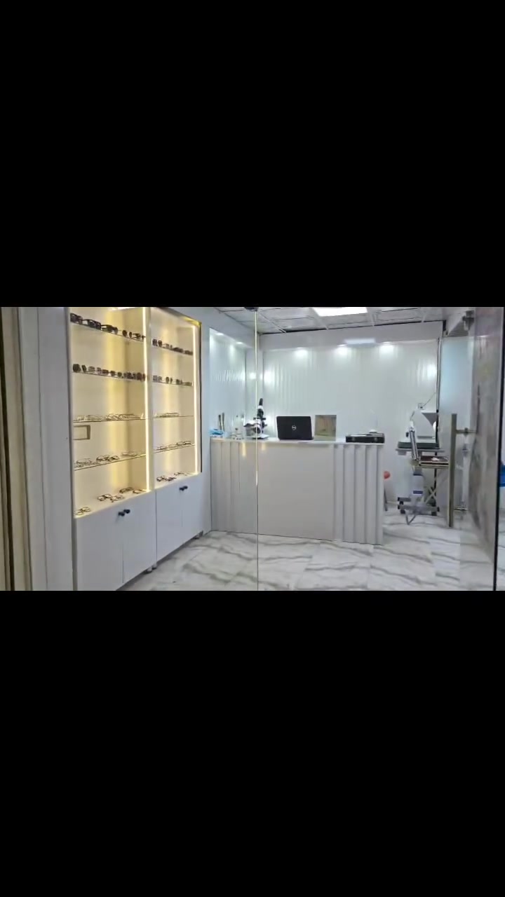خمس فاترينات شغل درجه اولى mdf + ميز يحتوي على 2 جرارات
قياس الميز ميز mdf شغل درجة أولى 
طول 2 متر، ارتفاع متر، عرض 60 cm
يحتوي مجرات عدد 2

قياس الفاترينات
قطعتين
طول 209cm
عرض 94

3 قطع 

طول 228
عرض 110
للتواصل ***********
