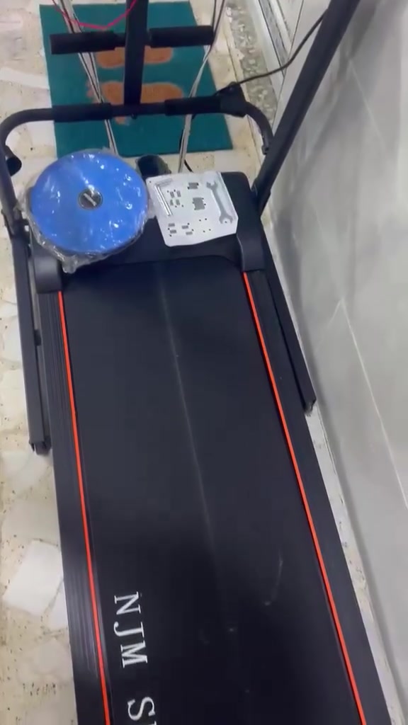 بسم  الله الرحمن الرحيم
🏃‍♂️ جهاز جري رياضي للبيع
🔹 الجهاز جديد بمعنى الكلمة، ما صار أسبوع من شرائه.
🔹 سبب البيع: ضيق المكان وعدم توفر مساحة كافية في المنزل.
🔹 الجهاز 3 أجهزة في جهاز واحد:
• جهاز جري
• جهاز تمارين بطن
• جهاز تكسير/حرق الشحوم
💪 المواصفات:
• يتحمل وزن لغاية 150 كغم
• دبلات قوية تتحمل الضغط والأوزان العالية
• مزود بخاصية MP3 وتشغيل الصوت
• استخدامه بسيط ومناسب للتمارين المنزلية
• حالته جديدة جداً، مثل ما طالع من المحل
📌 الجهاز أمانة، وما صار أسبوع من أخذته، والبيع فقط بسبب عدم وجود مساحة في المنزل.
للجادين فقط، يرجى التواصل على الخاص او واتساب... ***********
