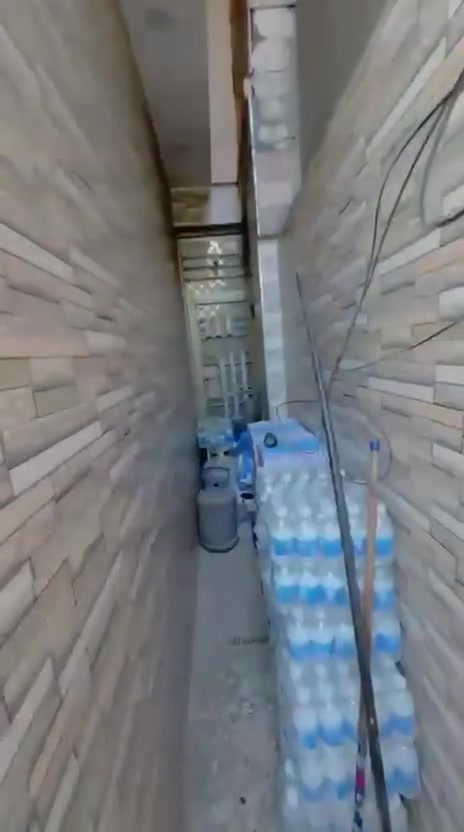سلام عليكم بيت لبيع  العنوان  بغداد الوشاش  شارع الحمام   البيت مساحه ٦٨ متر بنا  الفين ٢٠٢٤ يحتوي على صاله و٣غرف نوم  وبيتونه  وصحيات عدد ٢زاد حمام  خارجي    اتصال ***********/***********
