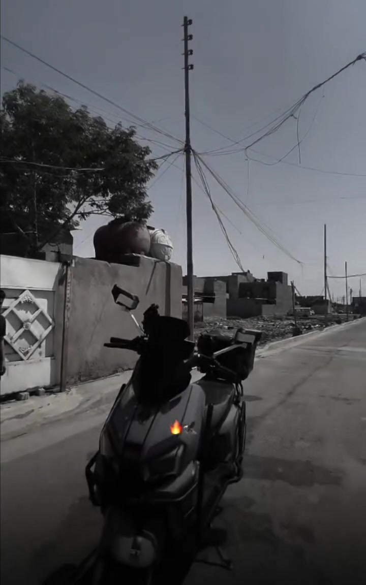 🛵 مواصفات دراجة صاعقة ليثيوم GT
⚡ المحرك: كهربائي 2000 واط
🏎️ السرعة القصوى: 107 كم/ساعة
🔋 البطارية: ليثيوم Li-ion
🔌 فولتية البطارية: 72V
🔋 سعة البطارية: 30Ah
📏 المدى بالشحنة: 70–90 كم
⏱️ مدة الشحن: 6–8 ساعات
📺 الشاشة: شاشة رقمية ذكية
🛠️ الشاشة توضح: السرعة + نسبة الشحن + الأعطال والتنبيهات + الكيلومترات
📱 منافذ شحن الهاتف: USB + Type-C
🛑 الفرامل: ديسك أمامي وخلفي
💡 الإضاءة: LED أمامية وخلفية
🛞 الإطارات: ساموية (تيوبلس)
🏍️ المساعدات: هيدروليك
📦 صندوق خلفي: للتوصيل 
⚖️ الوزن الأقصى: 200 كغم
السعر 1250 مليون ومائتين وخمسين 
قابل للتفاوض
*********** وتكدر تراسل مازنجر   
مكاني بغداد جسر ديالى القديم

نص مكتوب في الصور:
- TALAJ ELECTRIC قوة .. راحة .. أمان دراجة صاعقة ليثيوم محرك كهربائي 2000 واط محرك كهربائي 2000W قوة عالية - تسارع سريع أداء مستقر شاشة رقمية ذكية توضح السرعة نسبة الشحن الأعطال والتنبيهات عداد الكيلومترات منافذ شحن الهاتف USB Type-C شحن سريع السرعة القصوى 107 كم/ساعة البطارية 72V 30Ah ليثيوم (Li-ion) مدى طويل لكل شحنة 70 - 90 كم قدرة المحرك 2000 واط الوزن الأقصى 200 كغم وقت الشحن 6 - 8 ساعات بطارية ليثيوم عمر أطول وزن أخف شحن أسرع أداء أعلى منافذ شحن USB + Type-C شحن سريع صندوق خلفي سعة كبيرة مقعد مريح لسفر أطول إضاءة LED أمامية وخلفية إطارات سبورت ثبات عالي مساعدات هيدروليك مريحة وثابتة محرك 2000W قوة عالية فرامل قرصية أمامي وخلفي TALAJ ELECTRIC الاختيار الذكي للتنقل تجمع بين القوة والتكنولوجيا ... لرحلة أفضل TALAJ GT