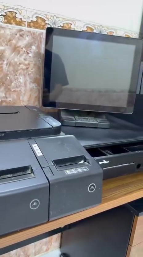 السلام عليكم كاشير للبيع شغال تجي تفحصه وتاخذه بس  يحتاجله طابعات لائن هذني الطابعات تعبانات شويه كامل مابي اي نقص مكان بغداد الحسينيه الراشديه 
***********
