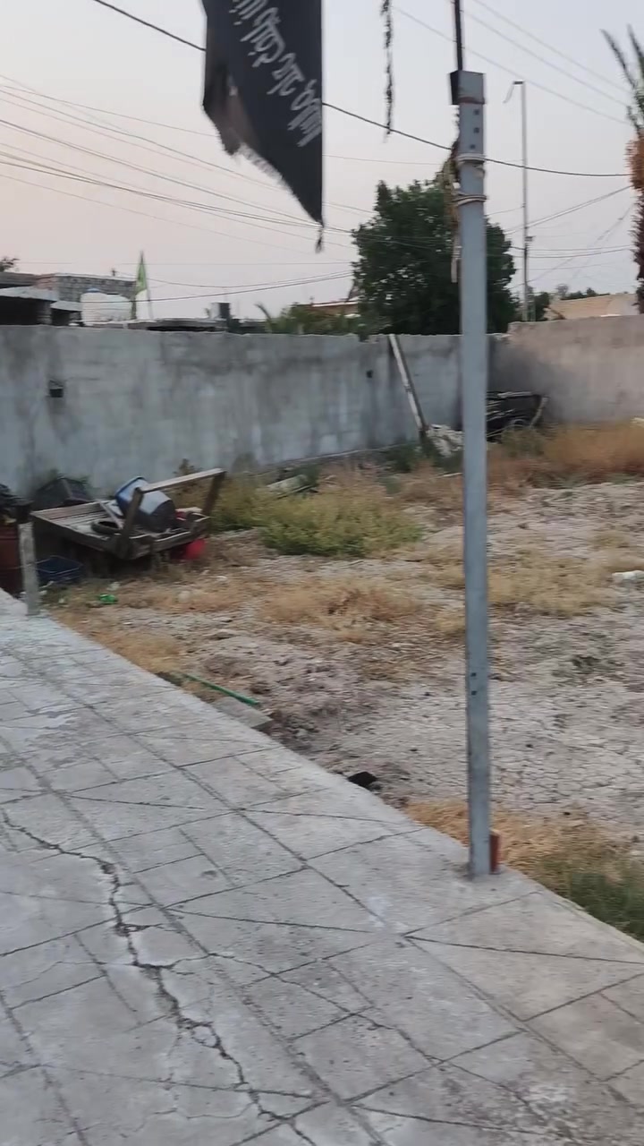 سلام عليكم عندي بيت مساحة ١٠٠٠متر يحتوي على ٣غرف كبيره ومطبخ ٦ف٦وهول داخلي كلش كبير وصاله ٤في ١٠ ومساحه ١٢٥ خدمات بجانب البيت وحديقه ٥٥٠ وكراج ياخذ ٥سيارة الاستفسار ع هاتف ***********
