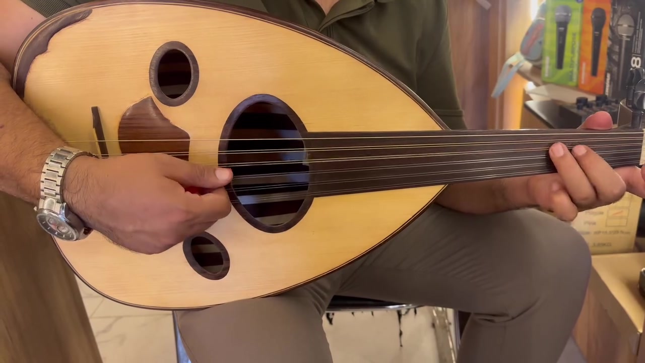 السلام عليكم عود سحب صناعة عبد الامير الفضل من خشب السيسم والمفاتيح ابانوس والوجه سيدار اعتقد اخذته من متجر موزارت للموسيقى صار عليه 900 ابيعه ب700 ورقمي *********** و لازم تتصل واتساب ومكاني ((بغداد))
