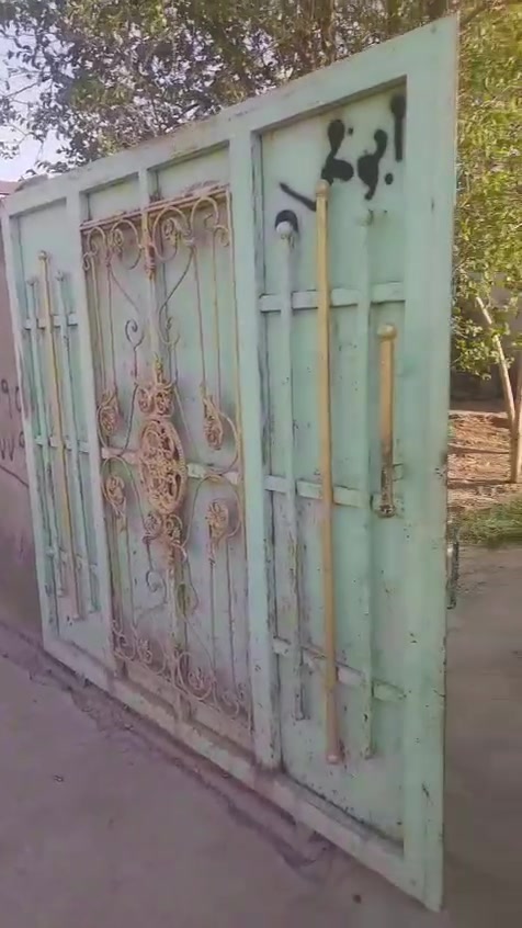 السلام عليكم بيت للبيع بمنطقة الخماس شارع الصيدليات الفرع الي ورا اسواق عمو اشتريلي نهاية الفرع صاير من تدخل مساحة البيت 200متر مسجل بالبلديه كامل رقمه سعر 18 بي مجال التفاصيل داخل المقطع كامله***********
