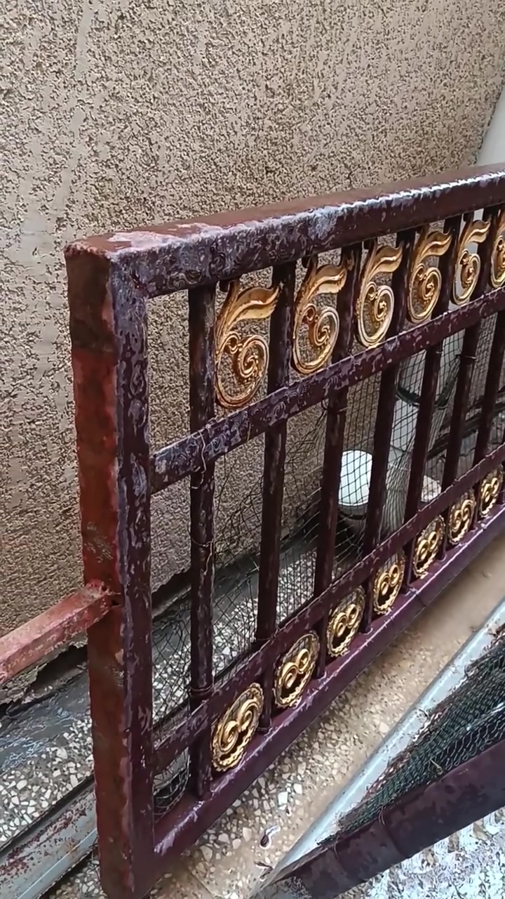 #للبيع باب سلايد مع محتوياته شغل نظيف وحديد ثقيل مع سكة چنل ساقية طول 3.50 متر وإرتفاع 1.75 متر مع محجر صول 4 متر إرتفاع 75. سنتم
السعر  450 ألف  
 موجودات في الديوانية /أم الخيل 3/شارع 20 تليفون ***********

نص مكتوب في الصور:
- 27/09/2026 15:53 علاء الخزرجي | REDMI NOTE 11S
- 27/09/2026 15:53 REDMI NOTE 11S