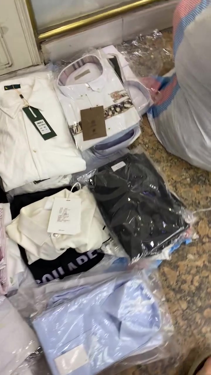 السلام عليكم عندي كمية مال قمصان ردن كله جديد تصفية محل قطع كلها ماركات وماستر قياسات مشكل يعني الموديل باقي منه قطعه لو قطعتين بيهن لنن وبيهن ماركات تقريبا عددهن ٢٥٠ قميص سعر القطعه ب٥ونص مكاني بغداد ***********
