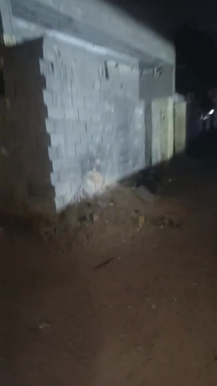 بيت للبيع مساحه 90م شارع بيت ركن المركز النفط .....الارضيه رفت وسقف صب طابق ونص شبابيك سلايت تواصل عل رقم ***********

