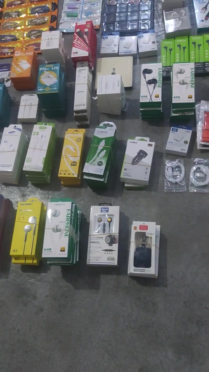 السلام عليكم اكسسوارات كله جدد موديلات حديد لواسط كفرات بيها القديمه من شويه والسعر قفل 350 الشراي خليجيني خاص كامل مكمل يعني ترسلك محل كله

