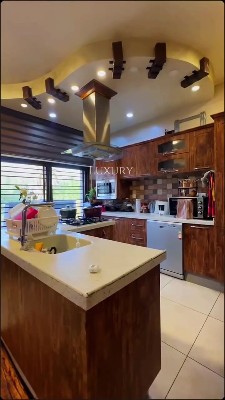 🏡 دار للإيجار | حي دراغ — المنصور 🚩
📍 موقع مميز في حي دراغ – المنصور
📐 المساحة: 90م²

✨ تفاصيل العقار:

🔹 الطابق الأرضي: صالة + حمام + غرفة طعام
🔹 الطابق الأول: غرفة سويت + صالة + مطبخ أمريكي مفتوح على الصالة
🔹 الطابق الثاني: غرفتين سويت + بالكون لإحدى الغرف

🏢 يناسب السكني والتجاري
📌 موقع ممتاز واستغلال مميز للمساحة

📞 للاستفسار: ***********

#عقارات_بغداد #المنصور #حي_دراغ #دار_للايجار #عقارات_المنصور #ايجار #عقارات

