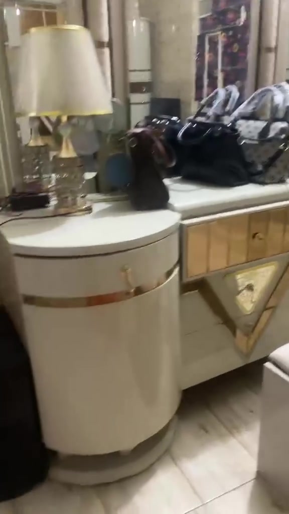 غرفه للبيع استخدام قليل بعده جديده ونضيفه جداً سعره ٣ مليون وبيه مجال للشراي /للاستفسار اتصل على رقم ***********
