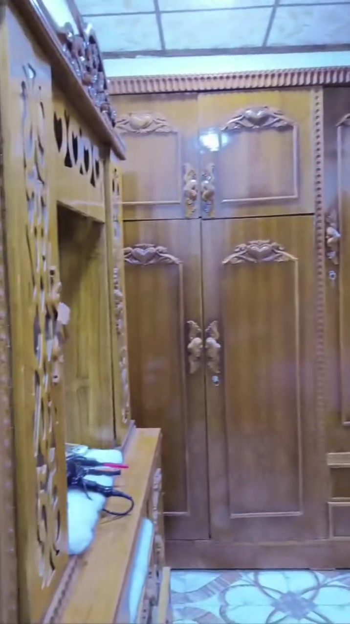 خشب عراقي بدون اي عيب نضافة 80٪ 
سعرها 700 وبيها مجال اخذتها قبل سبعة أشهر ب مليون وربع 
***********
***********
مكاني موصل حي الانتصار قرب اسواق الخضراء
