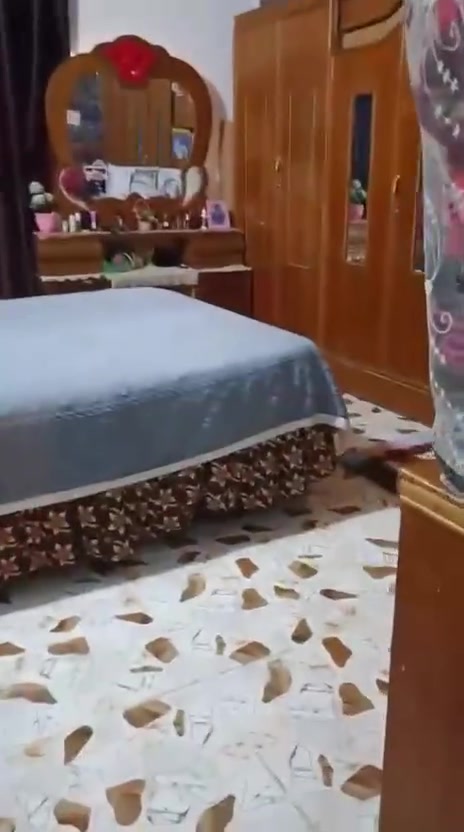 السلام عليكم ورحمة الله وبركاته مشتمل للبيع في حي العسكري ال18 قرب شامل الحداد 125متر جاهز طابوق مسلح السعر 47 أي استفسار الاتصال على *********** أو مراجعة مكتب الشمري گراج حي العسكري
