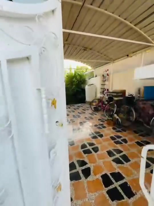 للبيع البيت مساحته 170 غرفت نوم وهول ومطبخ وستقبال وكراج حديقه العنوان بابل حله ورديه خارج السعر 55 //. رقم صاحب البيت ***********
