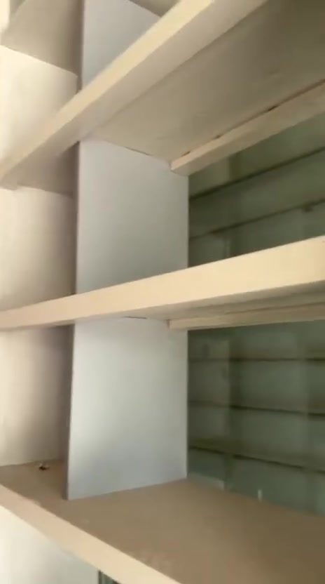 رفوف صيدلية للبيع 🔴
للبيع رفوف صيدلية عدد 13 قطع ويا الميز (الكاونتر)، بحالة جيدة وتصميم عملي ومرتب، مناسبة لتجهيز صيدلية جديدة أو تبديل وتجديد صيدلية.

✅ 13 قطع كاملة
      250 ارتفاع 
✅ ويا الميز 7 متر
✅ مرتبة وعملة
     مع مرحقات صيدلية
✅ جاهزة للاستخدام
💰 سعر مناسب وقابل للتفاوض للجادين

📍 المكان: ______ العبيدي 
📞 للاستفسار والتواصل: ***********
