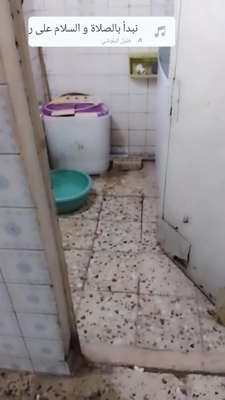 السلام عليكم يوجد لدينا بيت في قطاع 8 مساحه البيت 144 ركن الواجهه الواجهه 18 والنزال 8 البيت مبني ثمانينات البيت بيه جوه استقبال ومطبخ وتكرمون تواليت وحمام تواليت اثنين وغرفتين جوه واربع غرف فوق زائد تواليه تكرمون وحمام واللي يحب يجينا خاص يا اما يتصل على الارقام 
***********
***********
