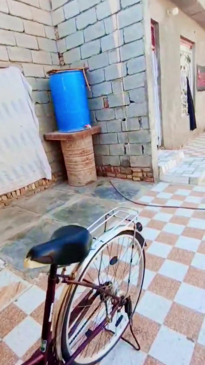 سلام عليكم بيسكل للبيع بيسكل نضيف وحلو مرواوس السعر 70 قفل انتصل ع الرقم ***********

